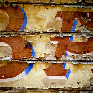 Elément d'une enseigne en bois dont la peinture est craquelée - France  - collection de photos clin d'oeil, catégorie clindoeil